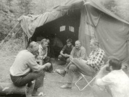 Wykus 1990r narada przed namiotem